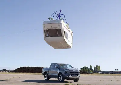 Una roulotte da 760 kg precipita sul nuovo Toyota Hilux elettrico: l’indistruttibile sfida il mito di Top Gear