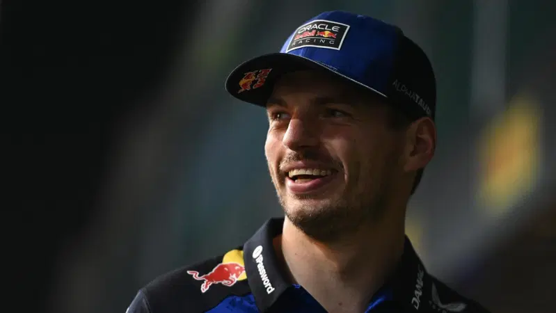 “Ho un conto in sospeso”: Verstappen lancia la sfida a Singapore. E sul caldo dice: “Non è una sauna”