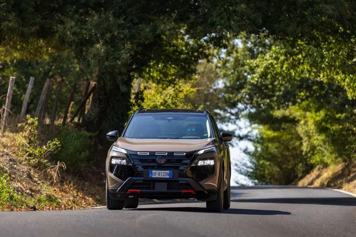 Nissan X-Trail festeggia 25 anni e si rinnova: debutta la versione N-TREK per l’avventura (24)