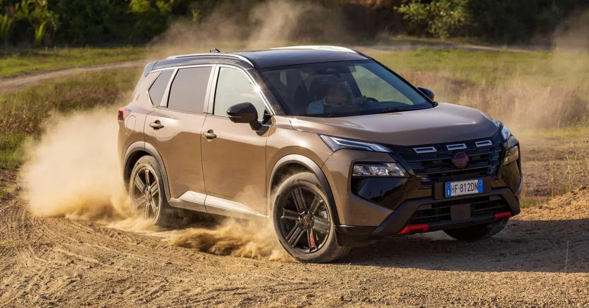 Nissan X-Trail festeggia 25 anni e si rinnova: debutta la versione N-TREK per l’avventura