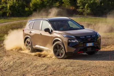 Nissan X-Trail festeggia 25 anni e si rinnova: debutta la versione N-TREK per l’avventura