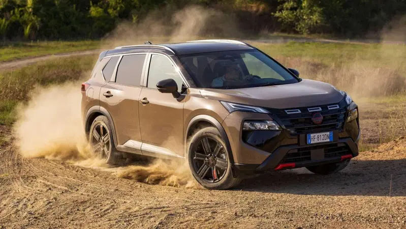 Nissan X-Trail festeggia 25 anni e si rinnova: debutta la versione N-TREK per l’avventura
