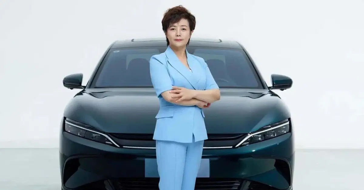BYD, Stella Li avverte: “La geopolitica è la sfida più grande”. Ecco cosa cambia per l’auto elettrica