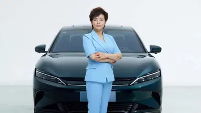 BYD, Stella Li avverte: “La geopolitica è la sfida più grande”. Ecco cosa cambia per l’auto elettrica