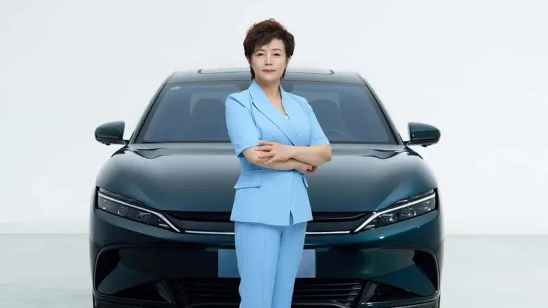 BYD, Stella Li avverte: “La geopolitica è la sfida più grande”. Ecco cosa cambia per l’auto elettrica