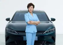 BYD, Stella Li avverte: “La geopolitica è la sfida più grande”. Ecco cosa cambia per l’auto elettrica