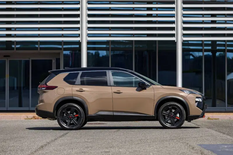 Nissan X-Trail N-TREK di profilo