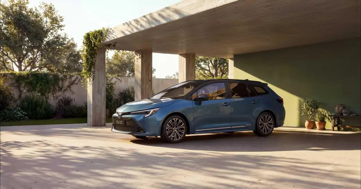Toyota Corolla compie 60 anni: serie speciale Anniversary e gamma Touring Sports MY27 da 35.700 euro