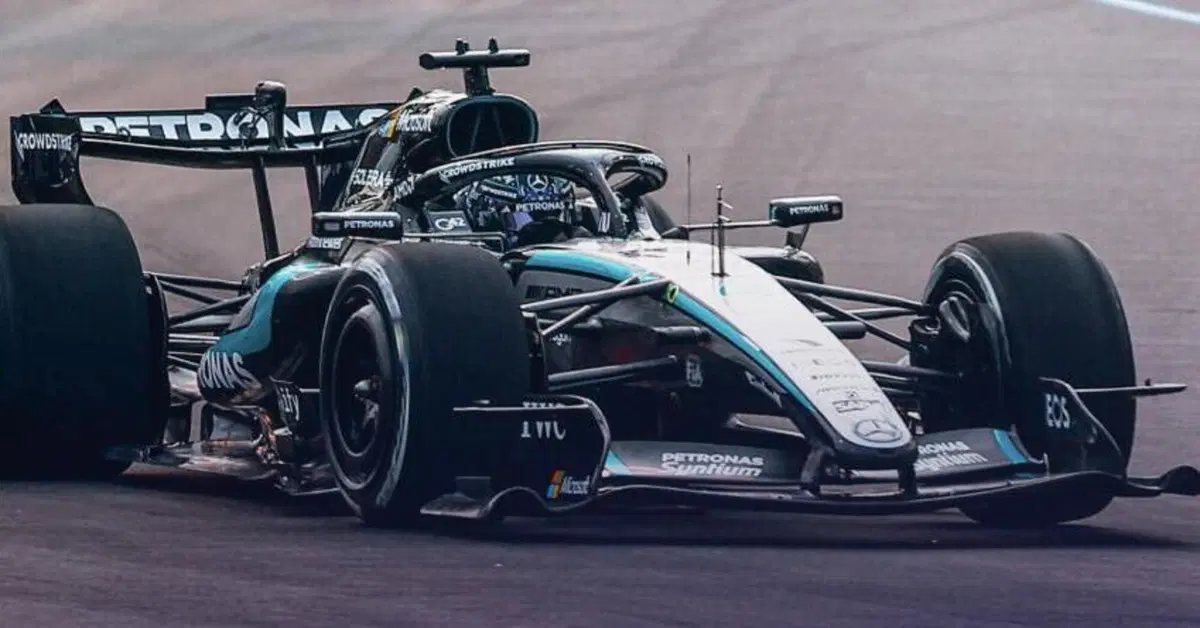 Mercedes sdoppia la W17 nella FP1 a Singapore: tra Antonelli e Russell è sfida di pacchetti, ma la Ferrari può sperare