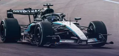 Mercedes sdoppia la W17 nella FP1 a Singapore: tra Antonelli e Russell è sfida di pacchetti, ma la Ferrari può sperare