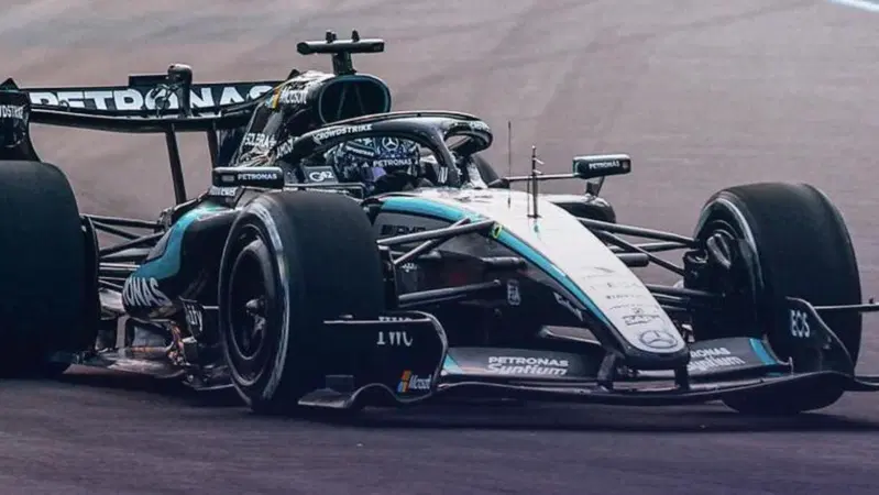 Mercedes sdoppia la W17 nella FP1 a Singapore: tra Antonelli e Russell è sfida di pacchetti, ma la Ferrari può sperare