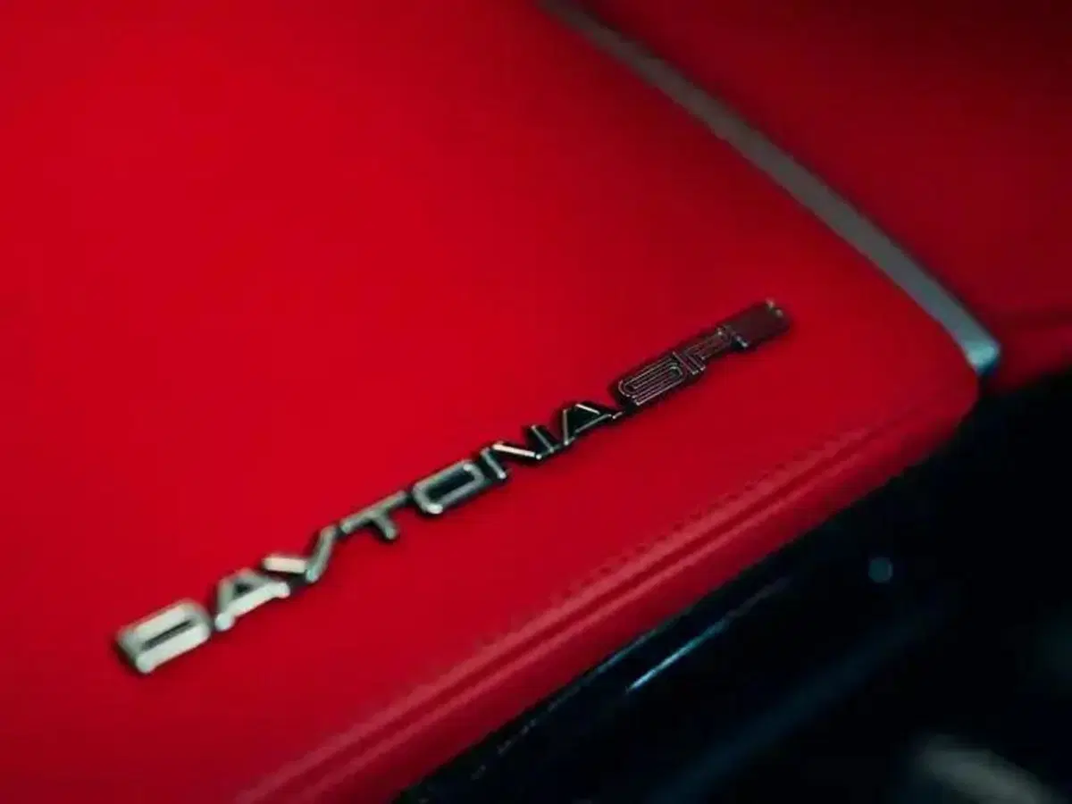 Ferrari Daytona SP3, all’asta la vettura dei test di Maranello: la stima moltiplica per cinque il prezzo di listino (6)