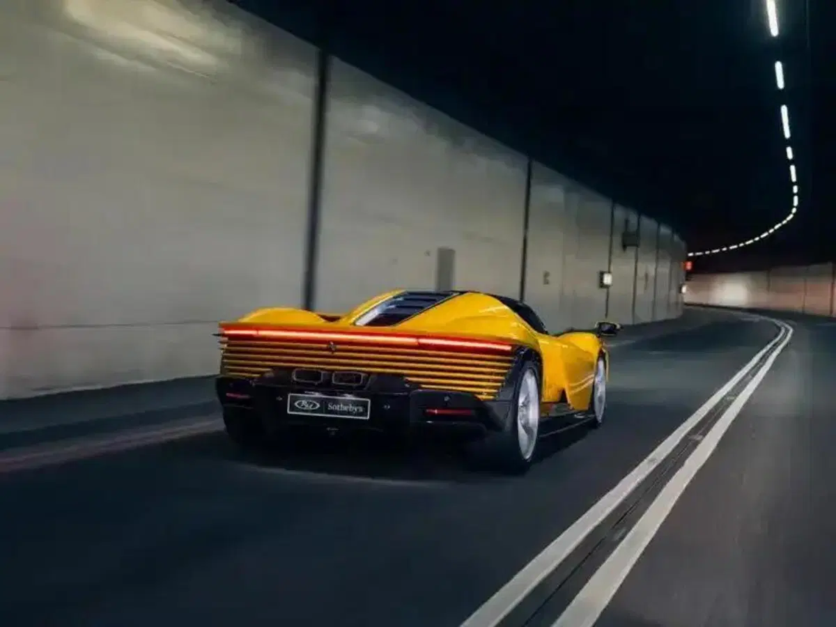 Ferrari Daytona SP3, all’asta la vettura dei test di Maranello: la stima moltiplica per cinque il prezzo di listino (7)