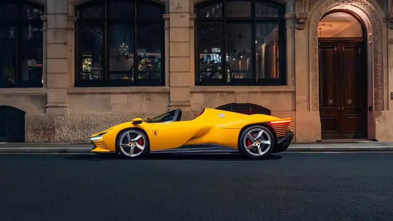 Ferrari SP3 Daytona di profilo