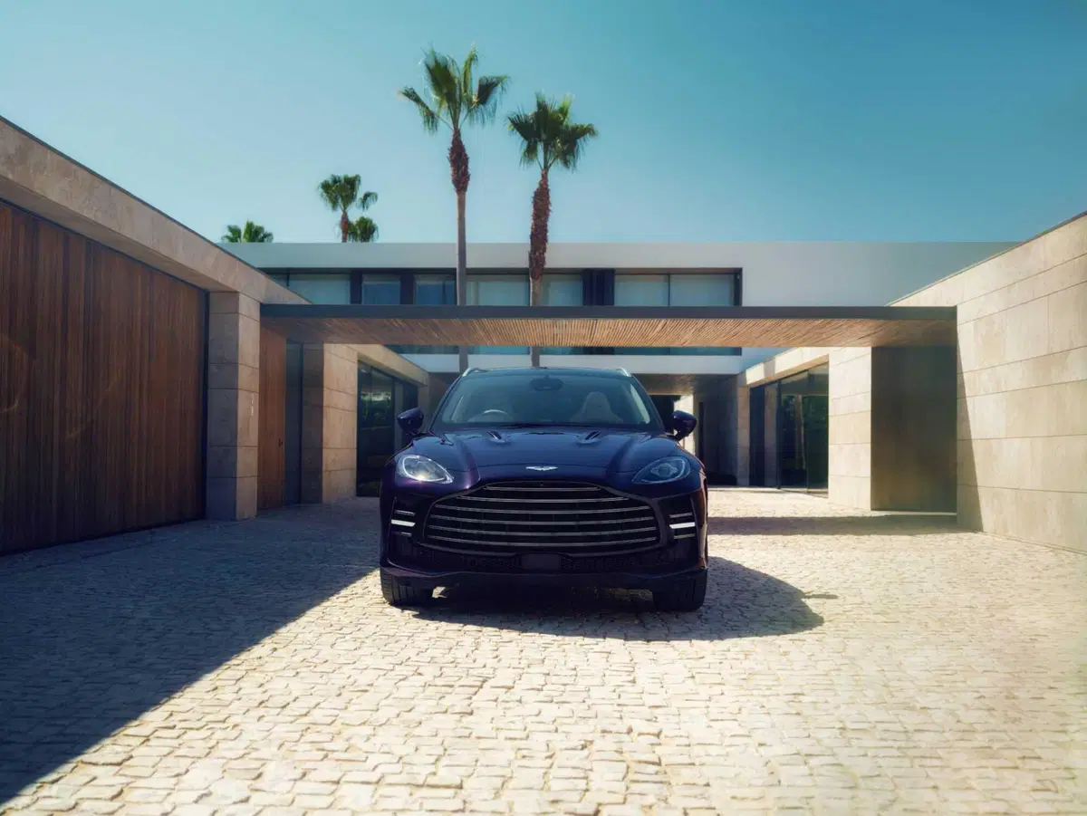 Aston Martin DBX GT, il super SUV da 727 CV che sceglie l’eleganza al posto dei muscoli (2)