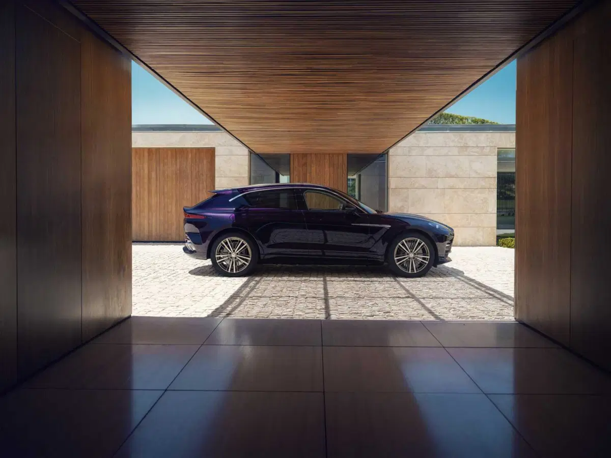 Aston Martin DBX GT, il super SUV da 727 CV che sceglie l’eleganza al posto dei muscoli (3)