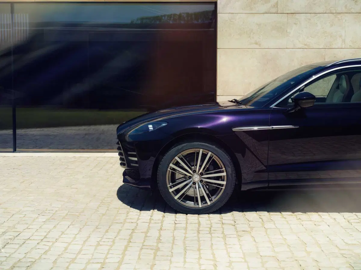 Aston Martin DBX GT, il super SUV da 727 CV che sceglie l’eleganza al posto dei muscoli (4)
