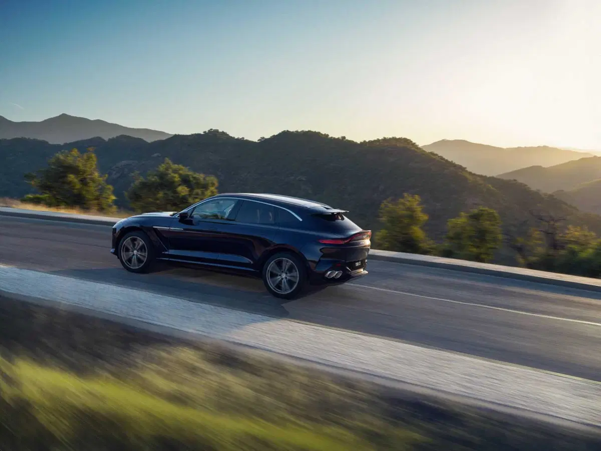 Aston Martin DBX GT, il super SUV da 727 CV che sceglie l’eleganza al posto dei muscoli (9)