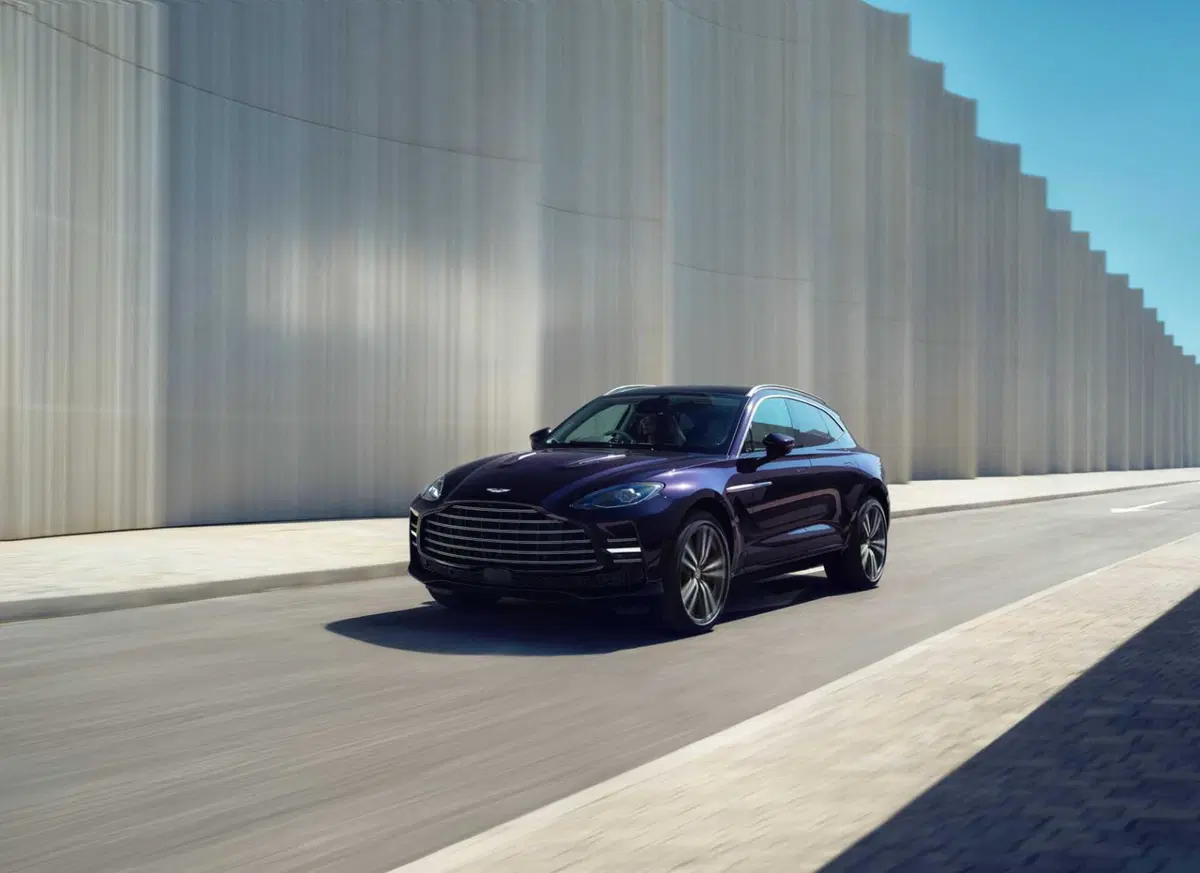 Aston Martin DBX GT, il super SUV da 727 CV che sceglie l’eleganza al posto dei muscoli (11)