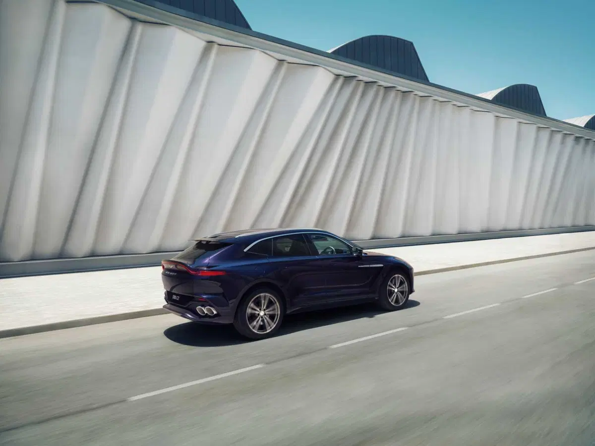 Aston Martin DBX GT, il super SUV da 727 CV che sceglie l’eleganza al posto dei muscoli (12)