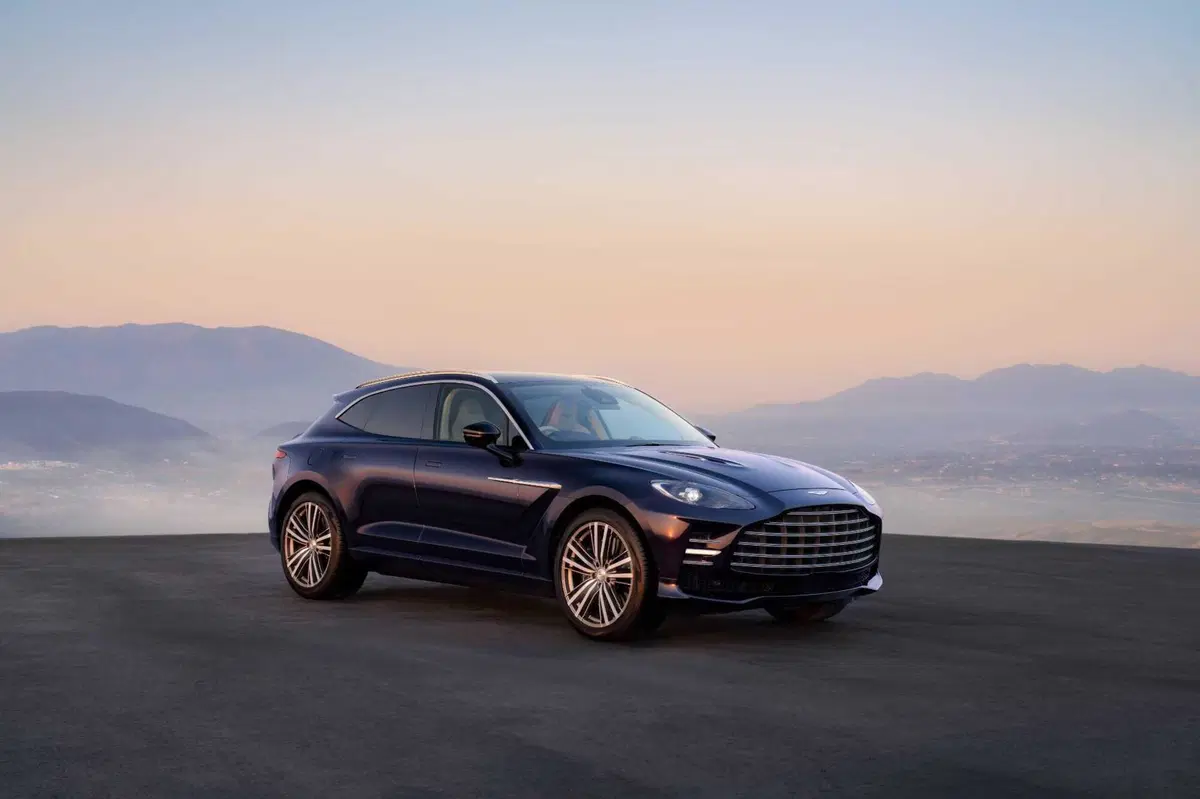 Aston Martin DBX GT, il super SUV da 727 CV che sceglie l’eleganza al posto dei muscoli (14)