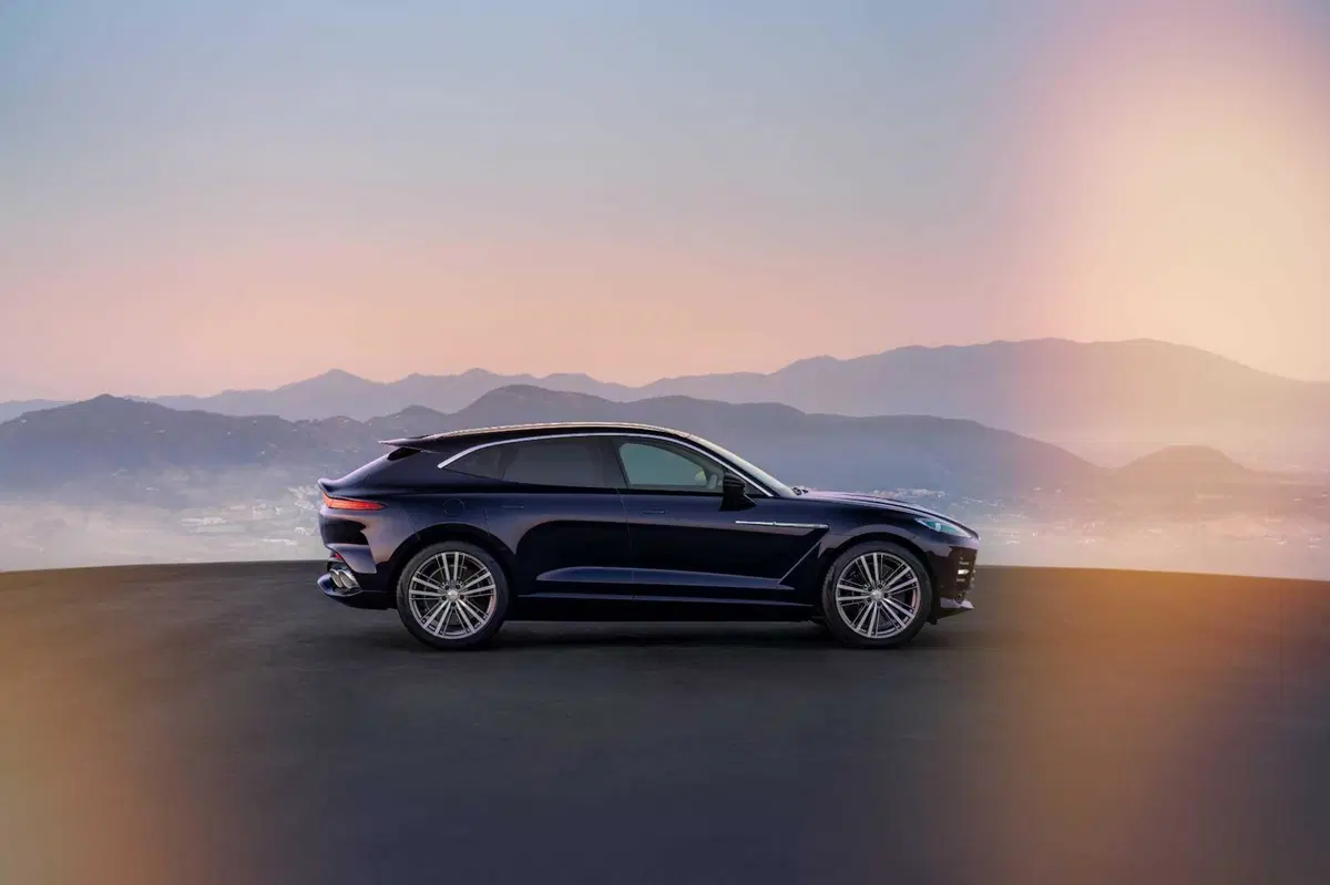 Aston Martin DBX GT, il super SUV da 727 CV che sceglie l’eleganza al posto dei muscoli (15)