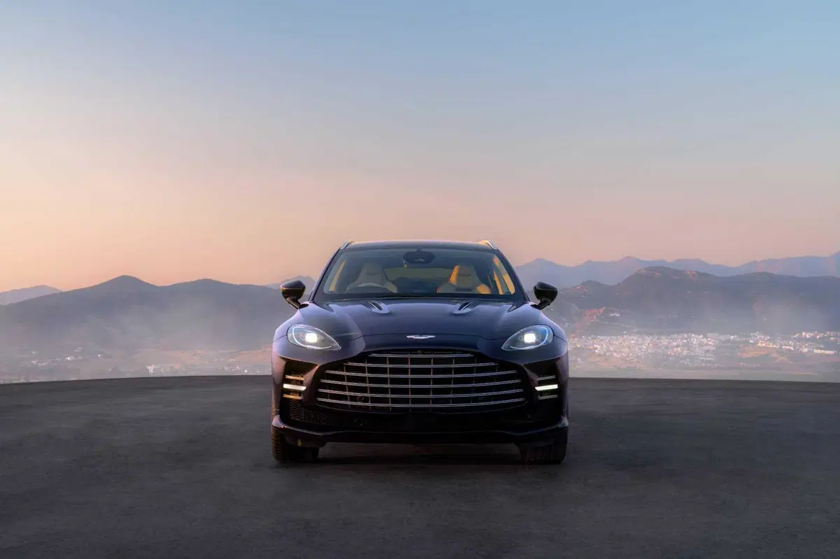 Aston Martin DBX GT, il super SUV da 727 CV che sceglie l’eleganza al posto dei muscoli (16)