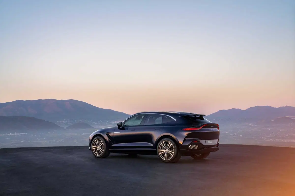 Aston Martin DBX GT, il super SUV da 727 CV che sceglie l’eleganza al posto dei muscoli (18)