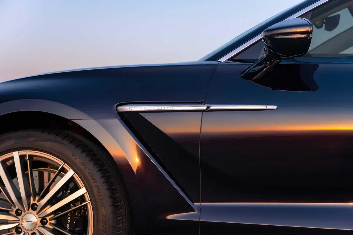 Aston Martin DBX GT, il super SUV da 727 CV che sceglie l’eleganza al posto dei muscoli (19)