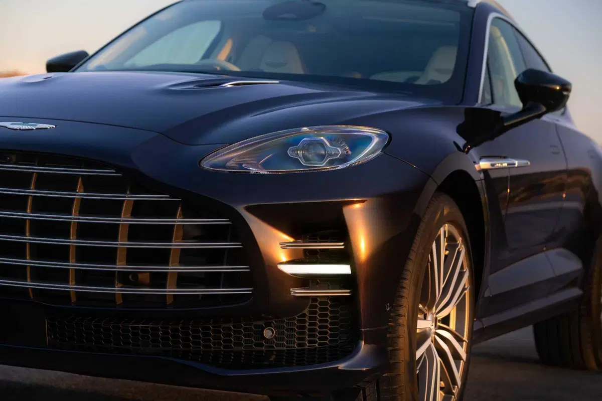 Aston Martin DBX GT, il super SUV da 727 CV che sceglie l’eleganza al posto dei muscoli (20)