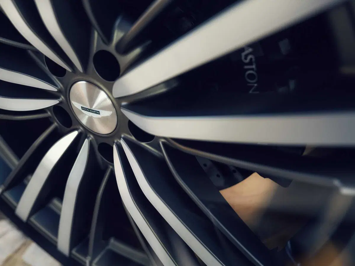 Aston Martin DBX GT, il super SUV da 727 CV che sceglie l’eleganza al posto dei muscoli (22)