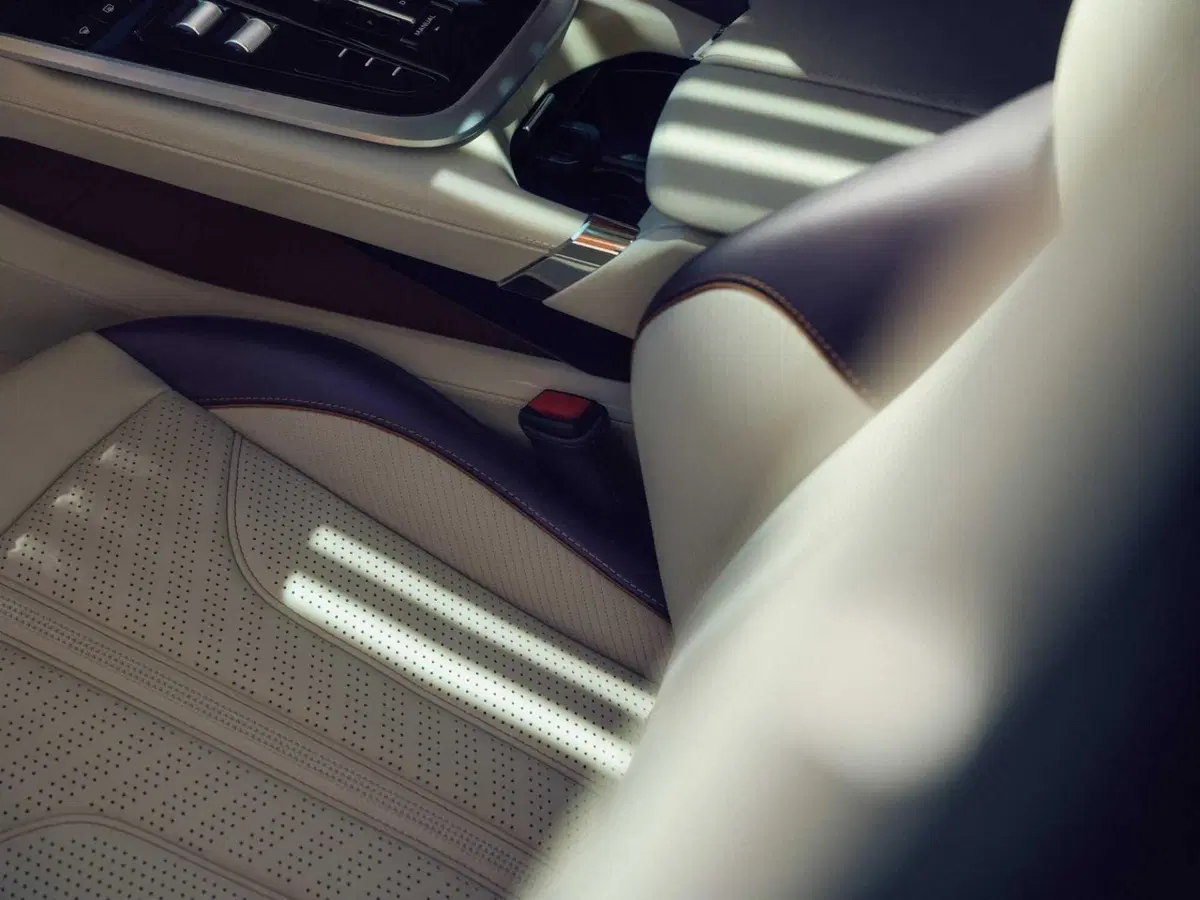 Aston Martin DBX GT, il super SUV da 727 CV che sceglie l’eleganza al posto dei muscoli (25)