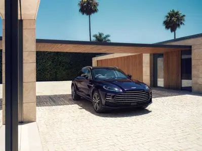 Aston Martin DBX GT, il super SUV da 727 CV che sceglie l’eleganza al posto dei muscoli