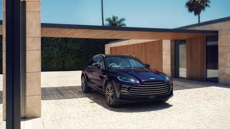 Aston Martin DBX GT, il super SUV da 727 CV che sceglie l’eleganza al posto dei muscoli