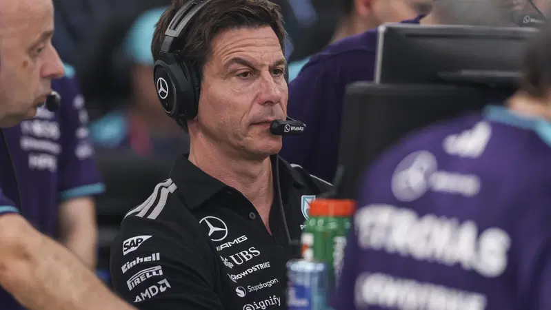 'Chi pensa che favoriamo Antonelli è un senza cervello, guardi i Teletubbies o Topolino': Toto Wolff sbotta a Singapore. E sul rebus aggiornamenti Mercedes dice...