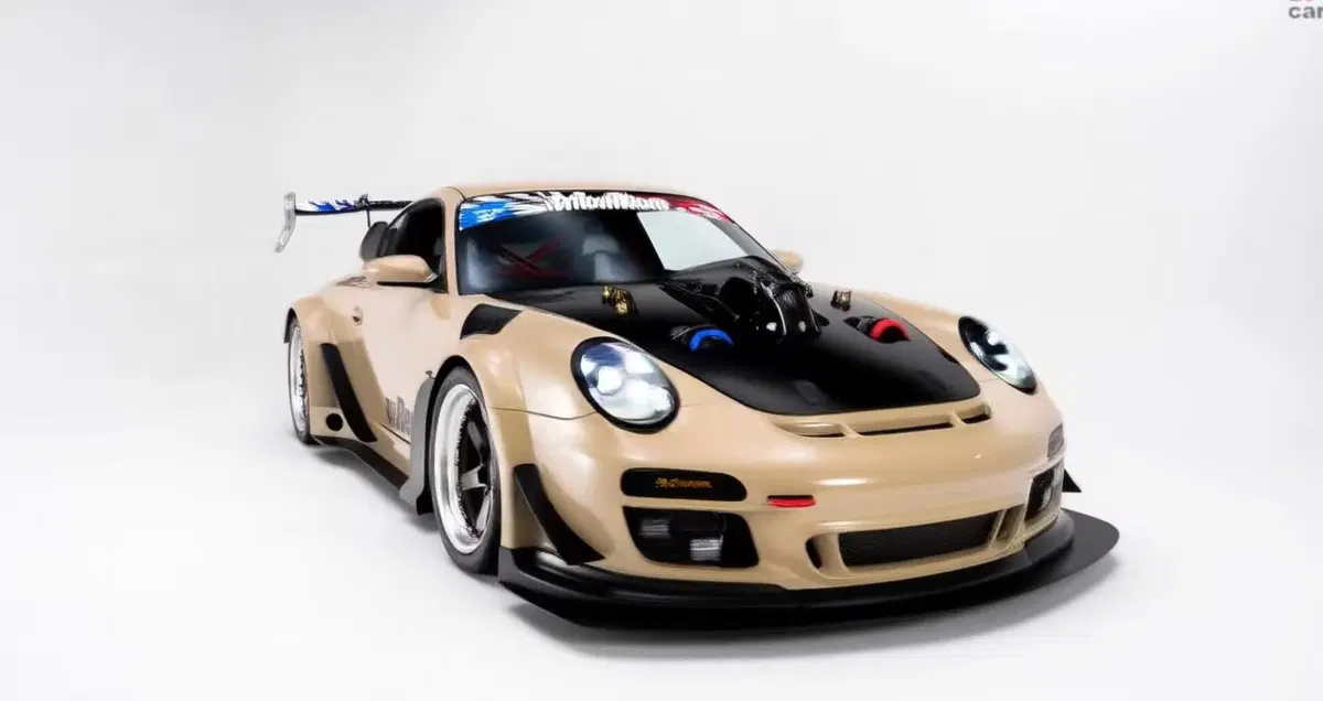Porsche 911 con motore V8 anteriore e oltre 1.200 cavalli: l’eresia australiana che funziona davvero