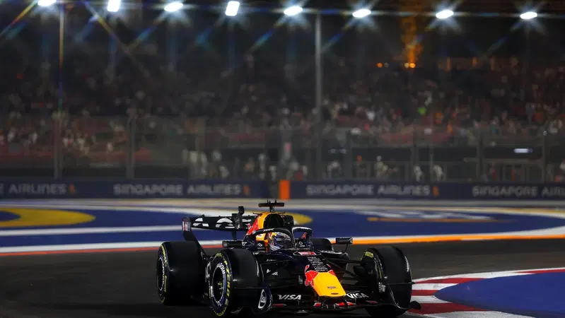 Verstappen, una pole confermata che scotta a Singapore. Nessuna penalità per Max ma che figuraccia per la FIA nelle qualifiche della Sprint! Ferrari in agguato