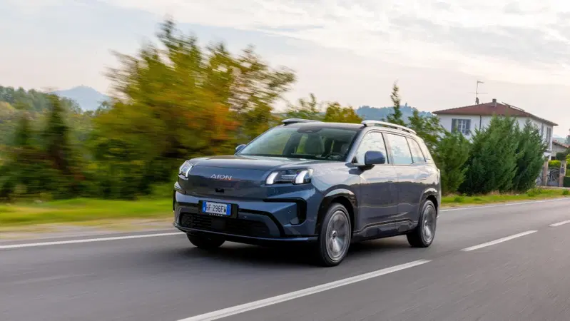 AION V, il SUV elettrico cinese arriva in Italia: prezzi e primo contatto