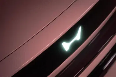 Honda vuole ricaricare le auto elettriche mentre corrono: è la strada a fare il pieno