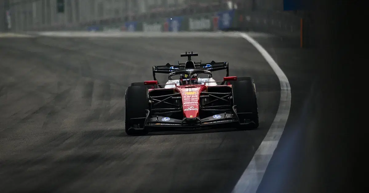 “Metà vetture con più motore dell’altra”: la furia di Sainz e la clamorosa ammissione della FIA. Ecco cosa è successo nelle falsate qualifiche della Sprint a Singapore