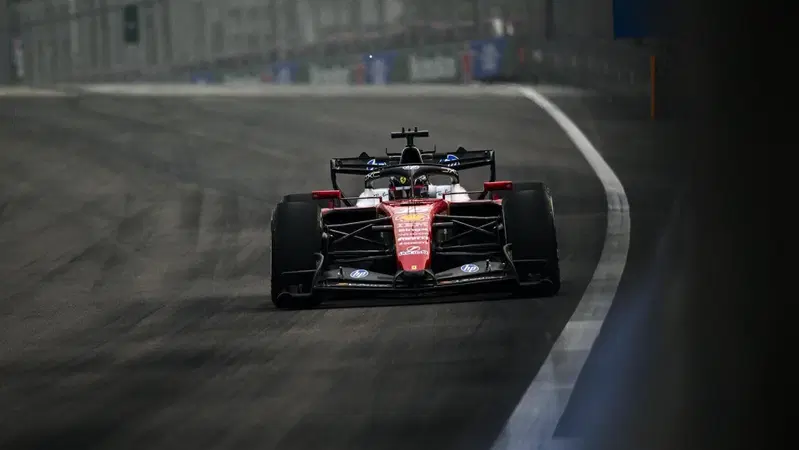 “Metà vetture con più motore dell’altra”: la furia di Sainz e la clamorosa ammissione della FIA. Ecco cosa è successo nelle falsate qualifiche della Sprint a Singapore