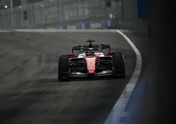 “Metà vetture con più motore dell’altra”: la furia di Sainz e la clamorosa ammissione della FIA. Ecco cosa è successo nelle falsate qualifiche della Sprint a Singapore