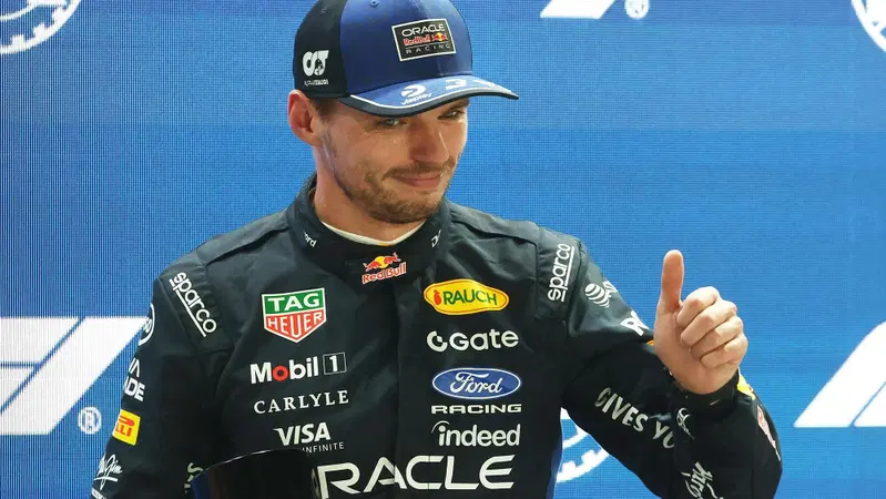 F1, il paradosso del sorpasso su Hamilton sotto bandiera gialla: ecco perché la FIA ha graziato Verstappen a Singapore
