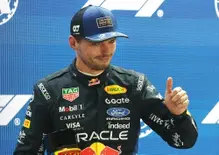 F1, il paradosso del sorpasso su Hamilton sotto bandiera gialla: ecco perché la FIA ha graziato Verstappen a Singapore