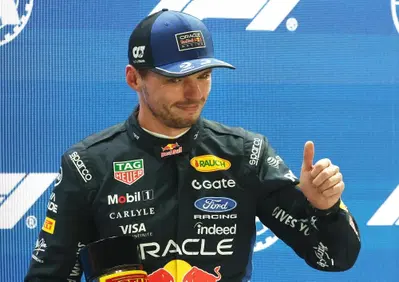 F1, il paradosso del sorpasso su Hamilton sotto bandiera gialla: ecco perché la FIA ha graziato Verstappen a Singapore