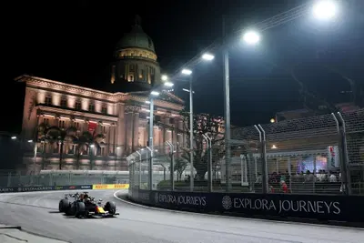 Verstappen in pole, caos tecnico Mercedes e la Ferrari all’attacco: la cronaca LIVE della Sprint a Singapore