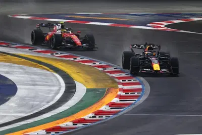Un errore da tempesta perfetta: Russell va a muro e regala il trionfo a Verstappen. Hamilton da applausi nella Sprint di Singapore!