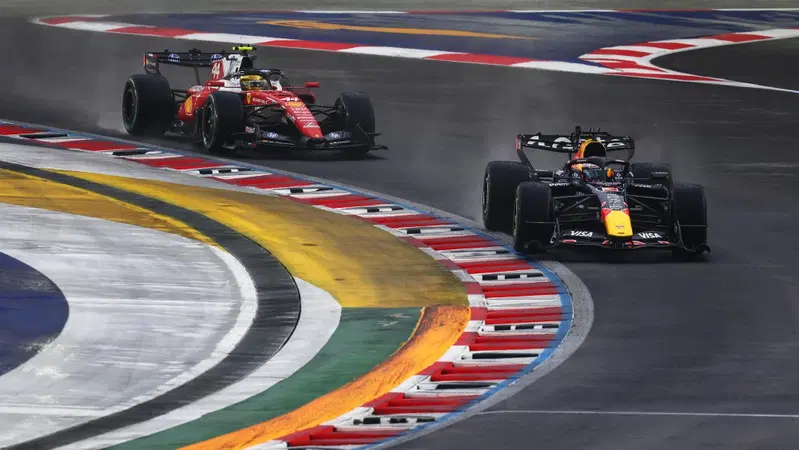Un errore da tempesta perfetta: Russell va a muro e regala il trionfo a Verstappen. Hamilton da applausi nella Sprint di Singapore!