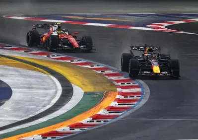 Un errore da tempesta perfetta: Russell va a muro e regala il trionfo a Verstappen. Hamilton da applausi nella Sprint di Singapore!