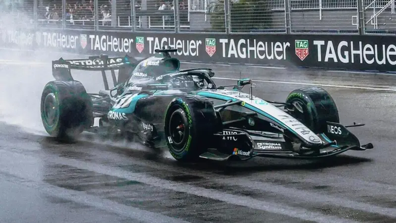 “È stato un mio errore”: il dramma di Russell a Singapore spiana la strada ad Antonelli. E Kimi avvisa: 'Ora cambio set-up'